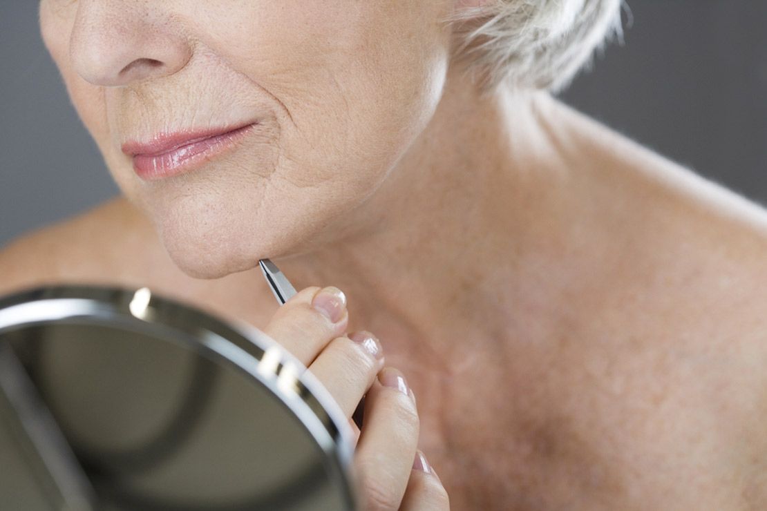 Femme devant son miroir de salle de bain